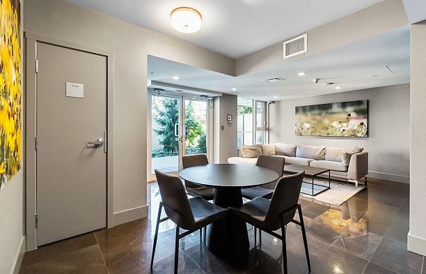 206 1561 W 57th Avenue South Granville