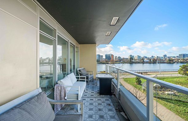 106 8 Smithe Mews Yaletown