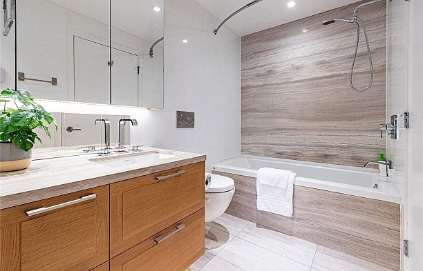 206 1561 W 57th Avenue South Granville