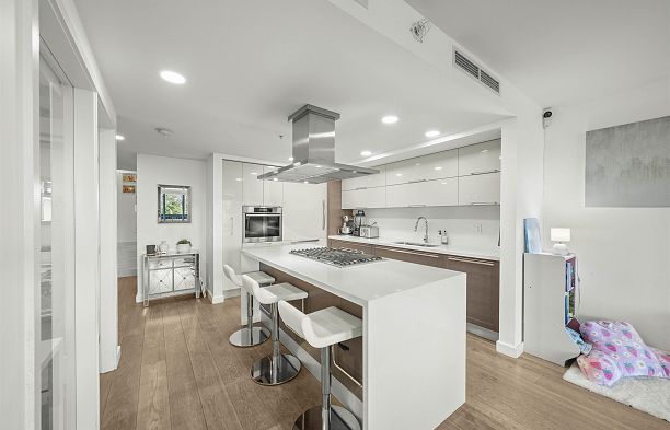 106 8 Smithe Mews Yaletown