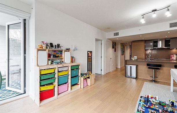 206 1561 W 57th Avenue South Granville
