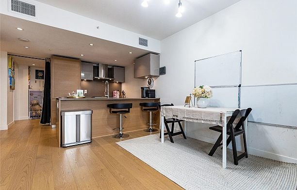 206 1561 W 57th Avenue South Granville