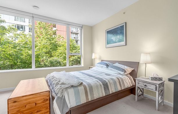 200 9 Smithe Mews Yaletown
