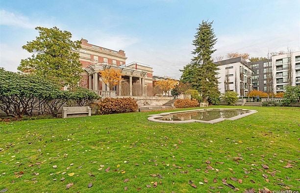 201 1561 W 57th Avenue South Granville