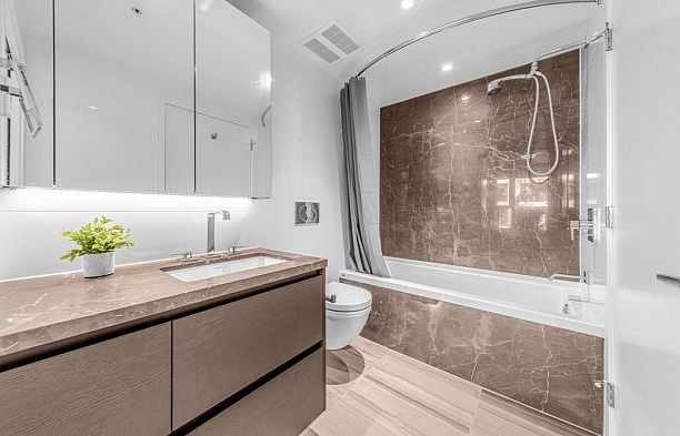 201 1561 W 57th Avenue South Granville