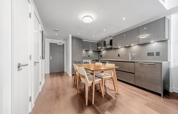201 1561 W 57th Avenue South Granville