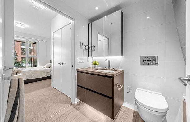 201 1561 W 57th Avenue South Granville