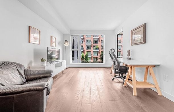 201 1561 W 57th Avenue South Granville