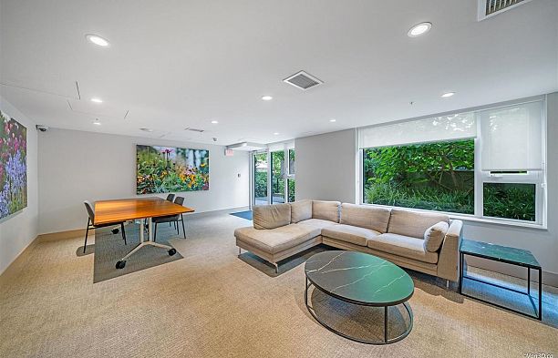 201 1561 W 57th Avenue South Granville