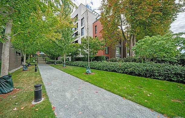201 1561 W 57th Avenue South Granville