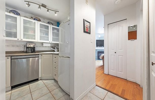 203 2025 Stephens Street Kitsilano