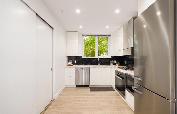 6725 Cambie Street South Cambie