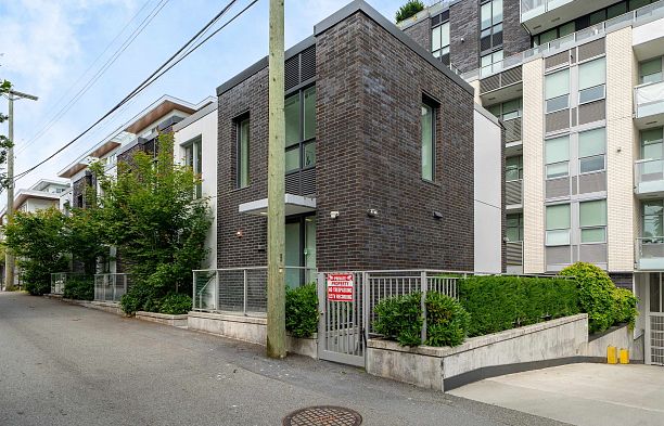 6725 Cambie Street South Cambie