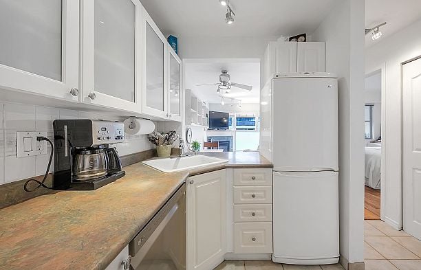 203 2025 Stephens Street Kitsilano