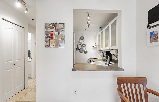 203 2025 Stephens Street Kitsilano