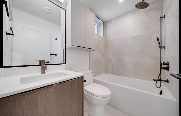 3 3836 W 8th Avenue Point Grey