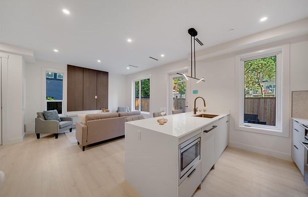 3 3836 W 8th Avenue Point Grey