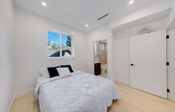 3 3836 W 8th Avenue Point Grey