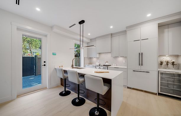 3 3836 W 8th Avenue Point Grey