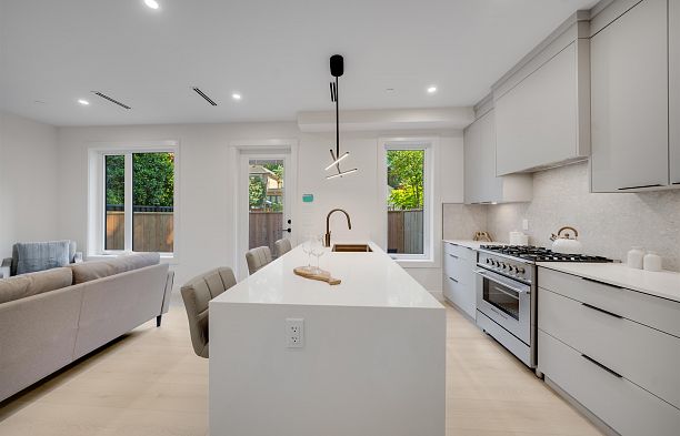 3 3836 W 8th Avenue Point Grey