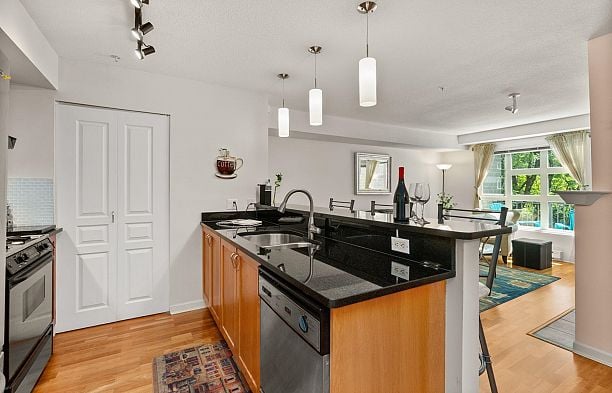 308 2161 W 12th Avenue Kitsilano