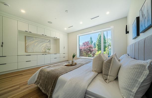 2835 W 31st Avenue MacKenzie Heights