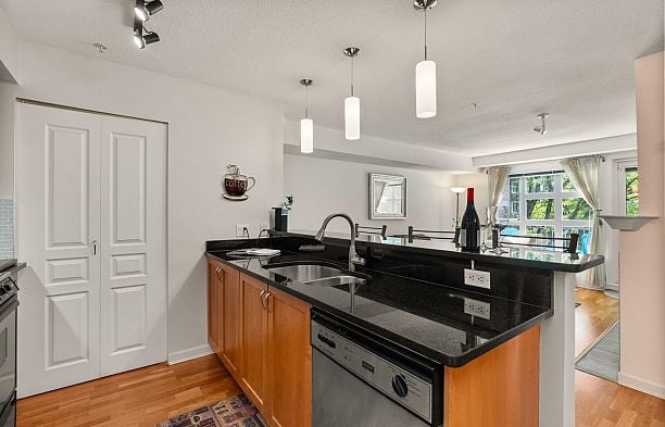 308 2161 W 12th Avenue Kitsilano