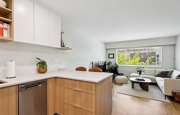 303 2469 Cornwall Avenue Kitsilano
