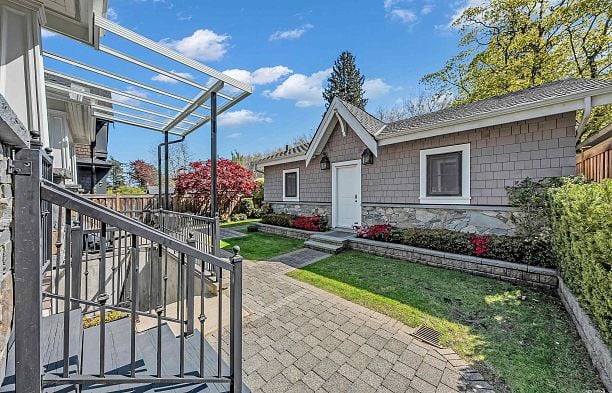 3176 W 35th Avenue MacKenzie Heights
