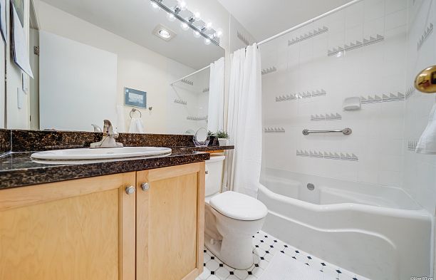 304 1633 W 11th Avenue Fairview VW