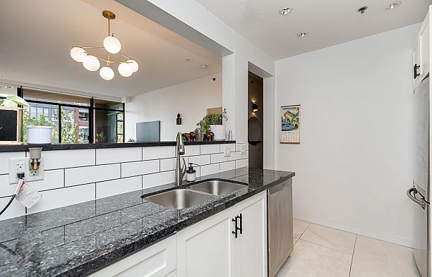 408 503 W 16th Avenue Fairview VW