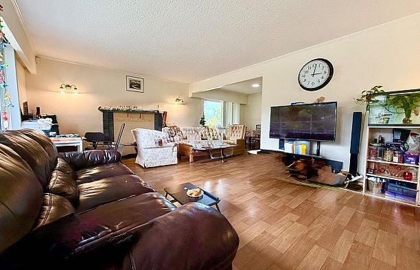 2381 Oliver Crescent Arbutus