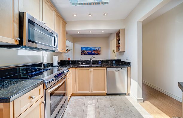 304 1633 W 11th Avenue Fairview VW