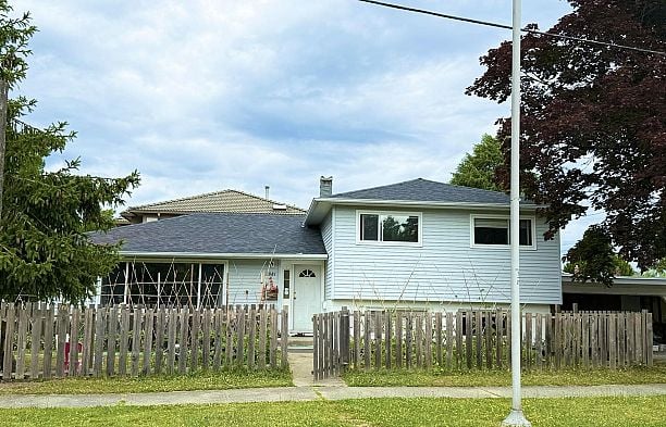 2381 Oliver Crescent Arbutus