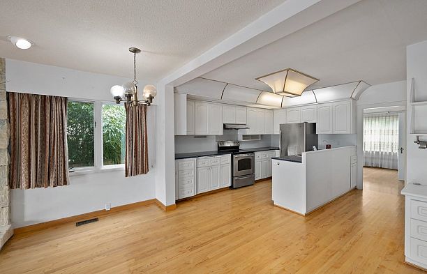2676 W 33rd Avenue MacKenzie Heights