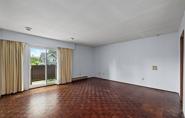 2676 W 33rd Avenue MacKenzie Heights