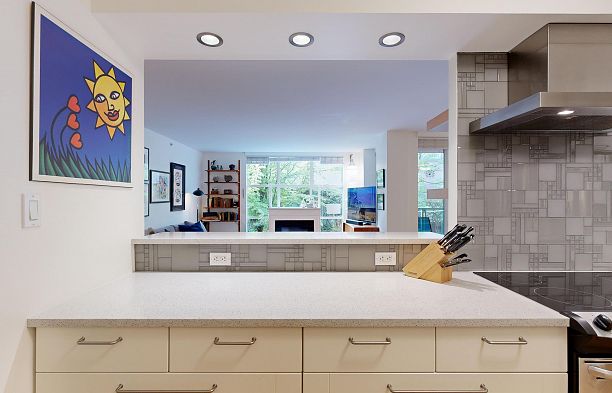 203 518 W 14th Avenue Fairview VW