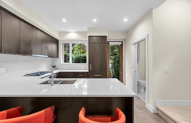 6098 Oak Street Oakridge VW