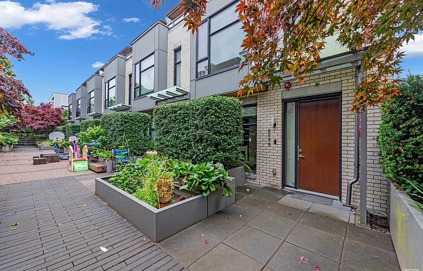 6098 Oak Street Oakridge VW
