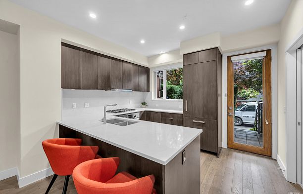 6098 Oak Street Oakridge VW