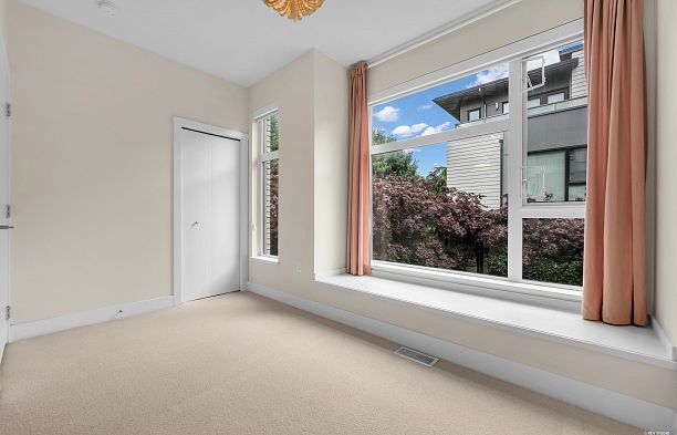 6098 Oak Street Oakridge VW