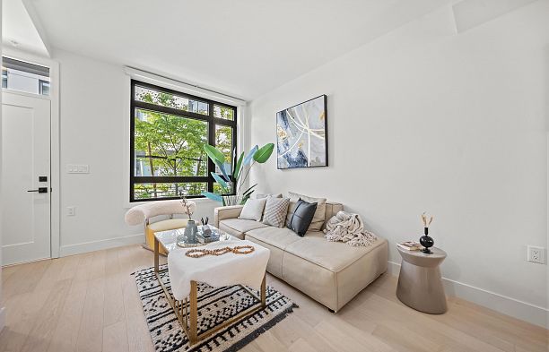 6352 Oak Street Oakridge VW