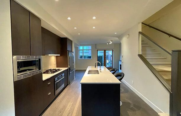 6180 Oak Street Oakridge VW