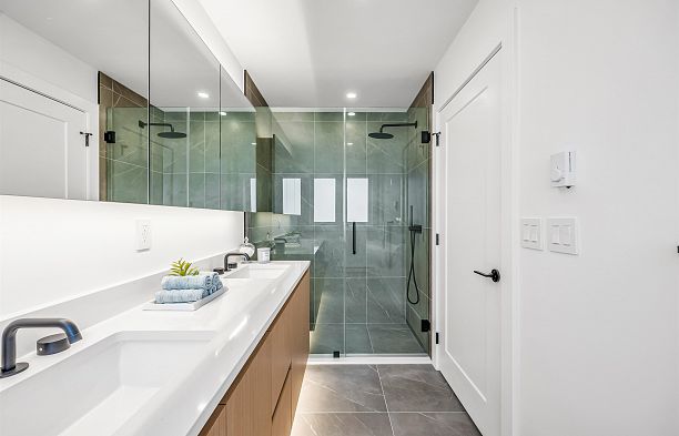 1008 W 52nd Avenue South Granville