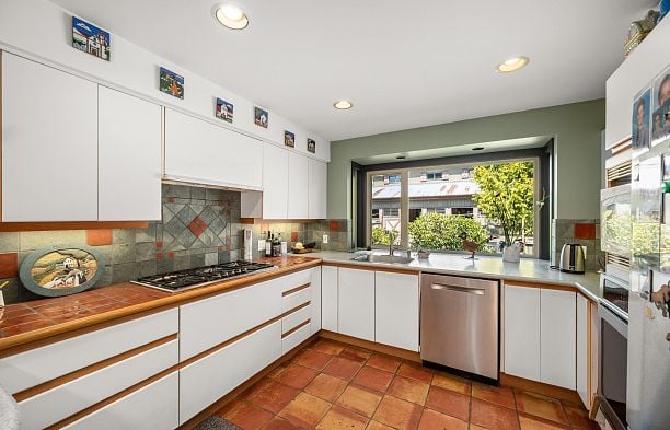 7026 Balaclava Street Southlands