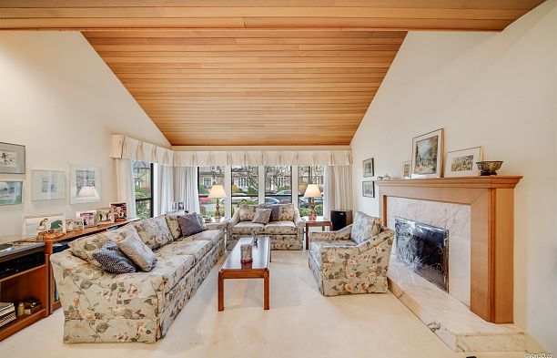 2755 Alamein Avenue Arbutus