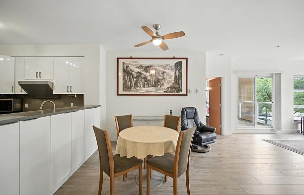 205 6198 Ash Street Oakridge VW