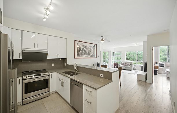 205 6198 Ash Street Oakridge VW