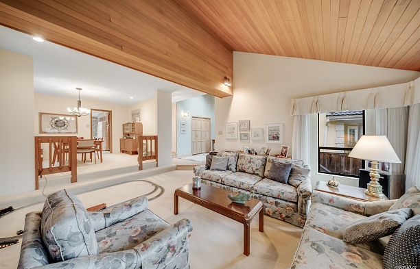 2755 Alamein Avenue Arbutus