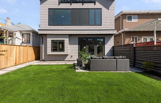 2 2750 W 19th Avenue Arbutus
